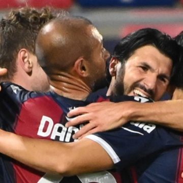 Bologna wygrywa derby. Błąd Skorupskiego