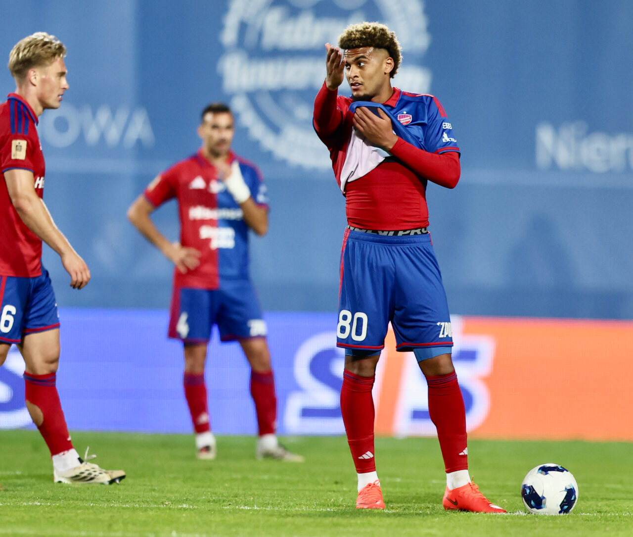 Raków Częstochowa wpadł w bardzo duży kryzys i może spaść z Ekstraklasy. Porażka 1:4 z GKS-em Katowice wzmocniła negatywne nastroje.